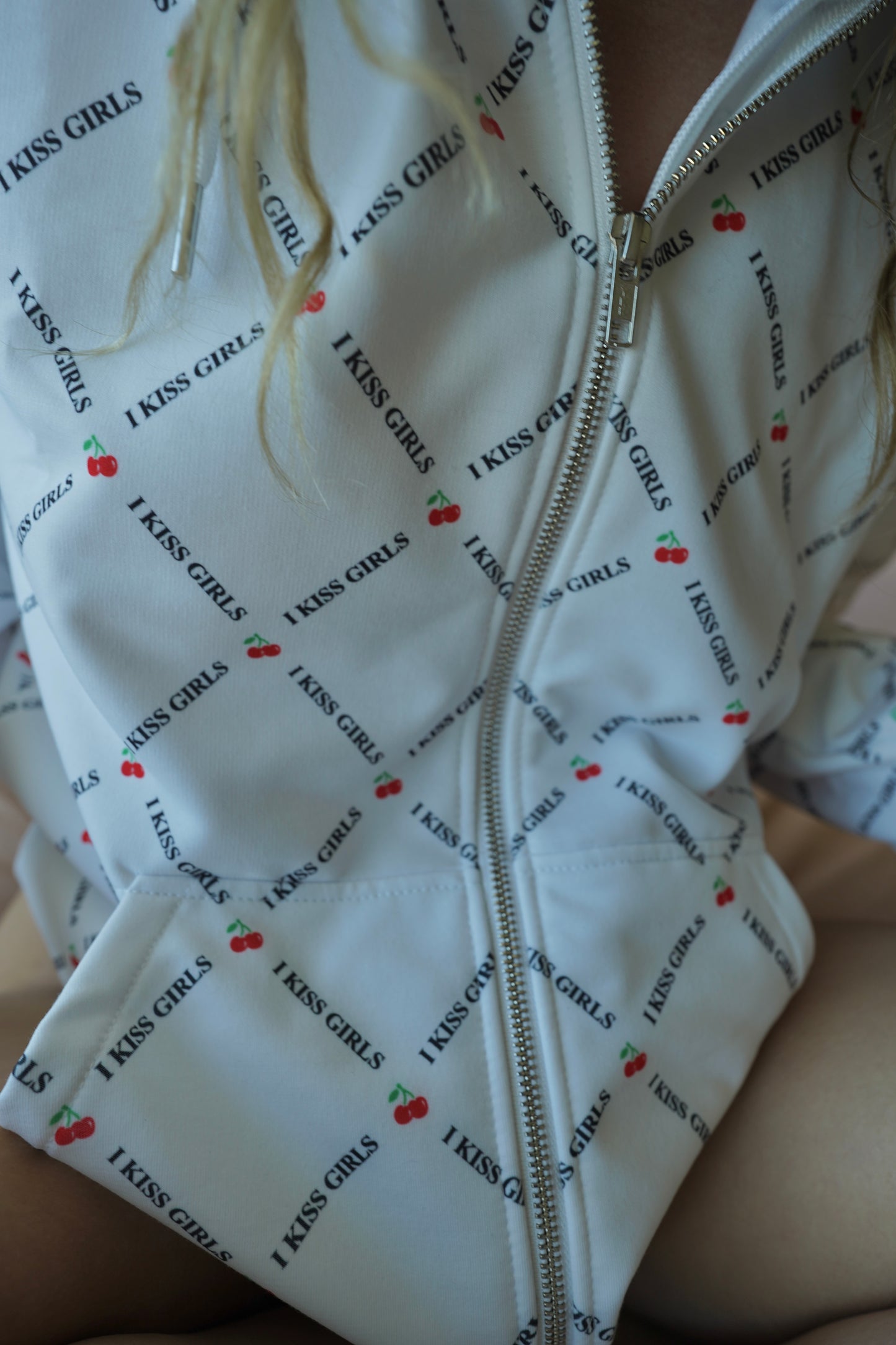 I Kiss Girls Zip Hoodie(White)